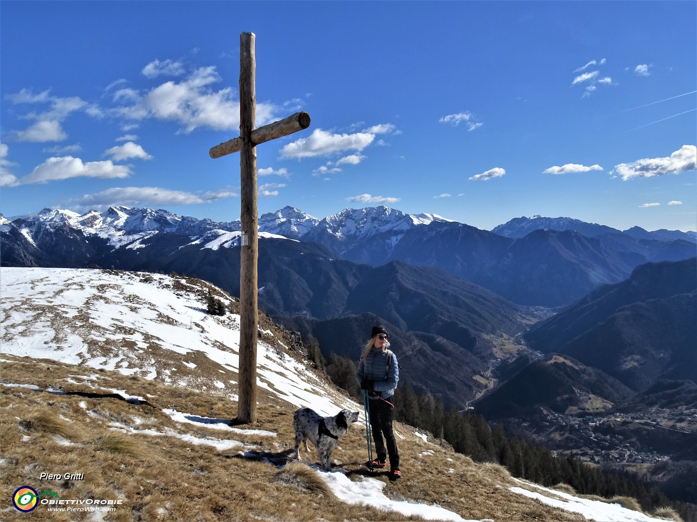69 Il bel crocione di legno panoramico sull'alta Valle Brembana.JPG